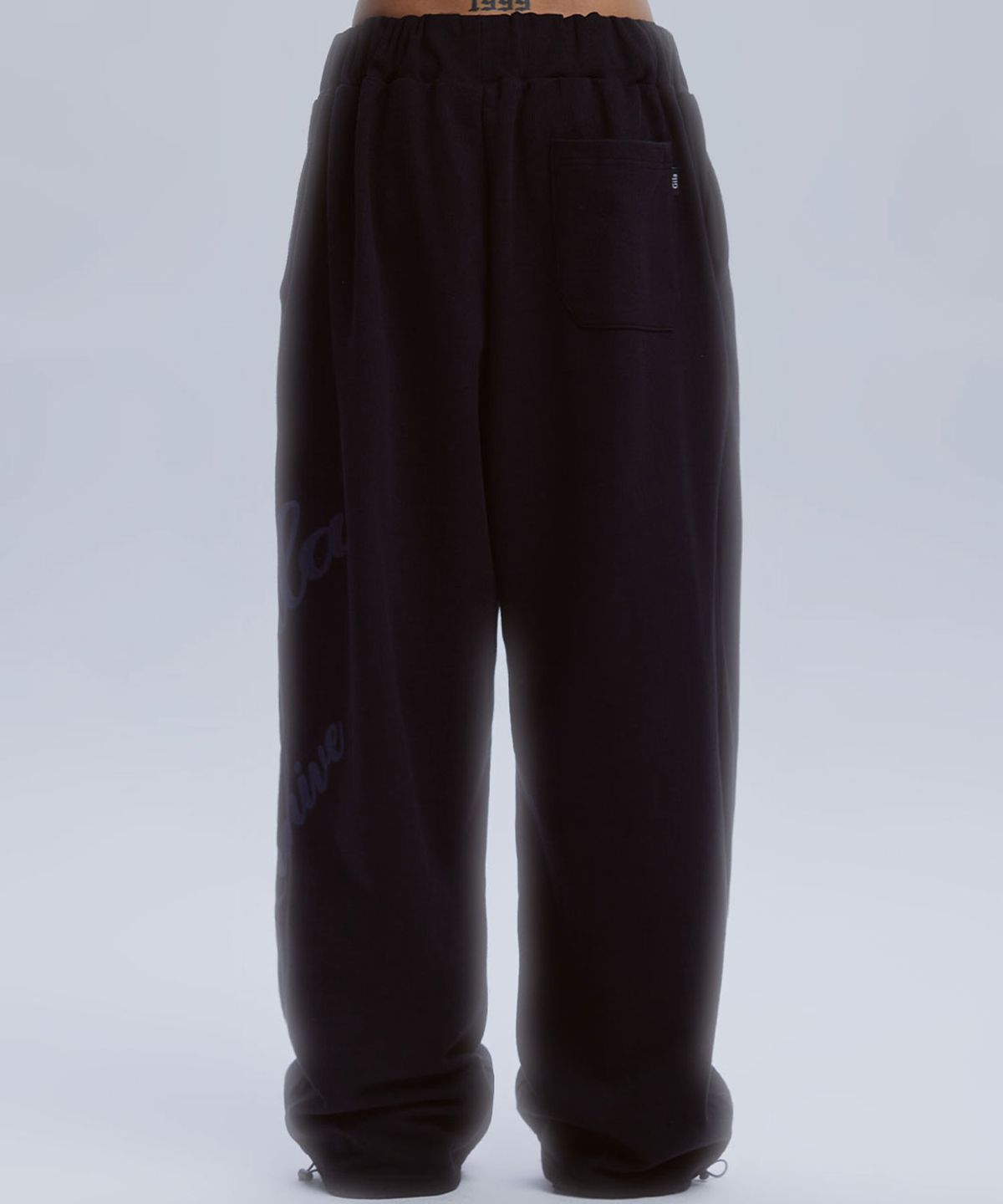 길라아카이브(GILAARCHIVE) LETTERING LOGO SWEATPANTS_BK