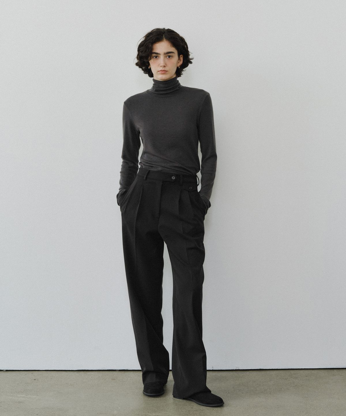 유라고(URAGO) Classic two-tuck slacks