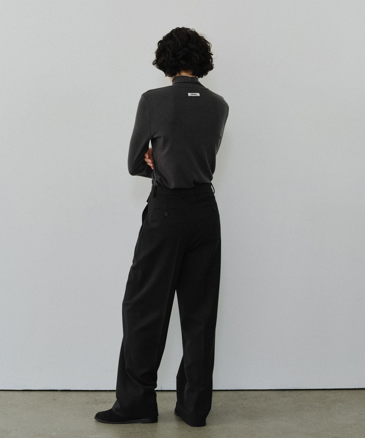 유라고(URAGO) Classic two-tuck slacks