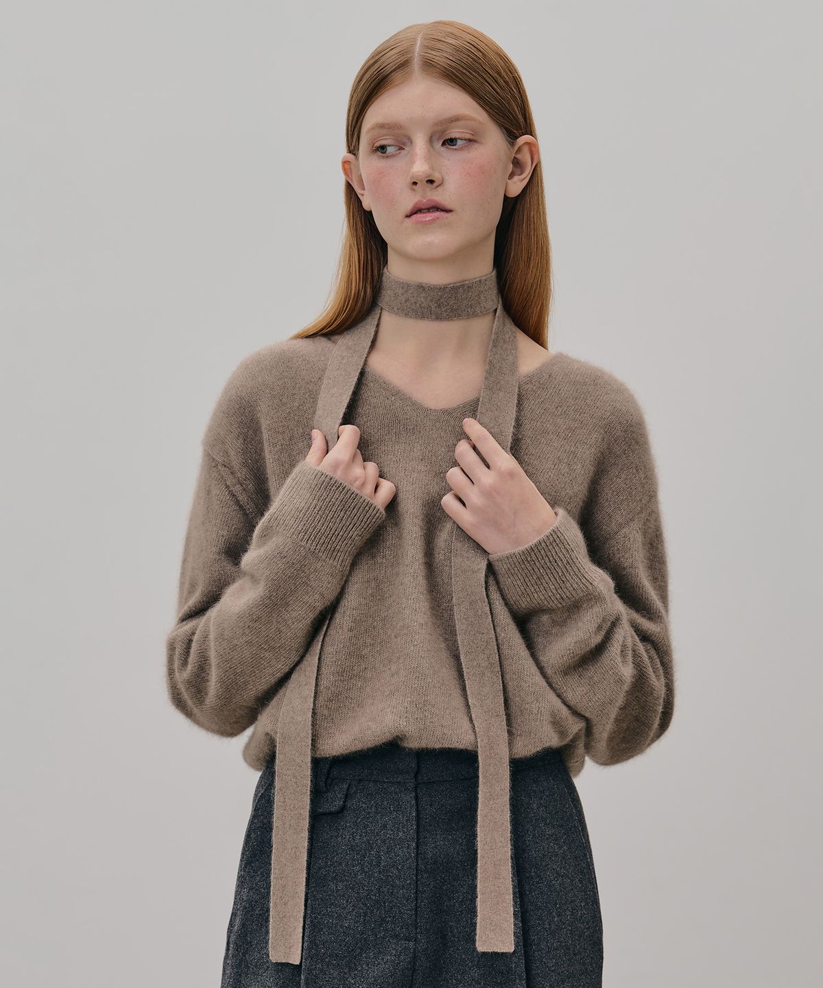 튜드먼트(TTUDEMENT) V-NECK MUFFLER KNIT TOP MOCHA
