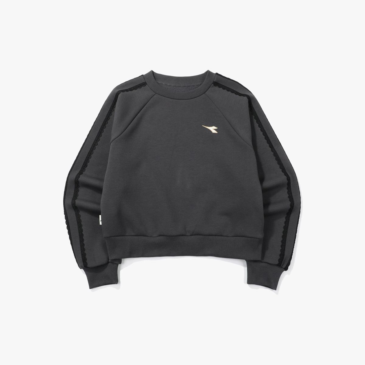 디아도라(diadora) 크로스코트 레이스 라인 맨투맨 우먼 CHARCOAL GREY