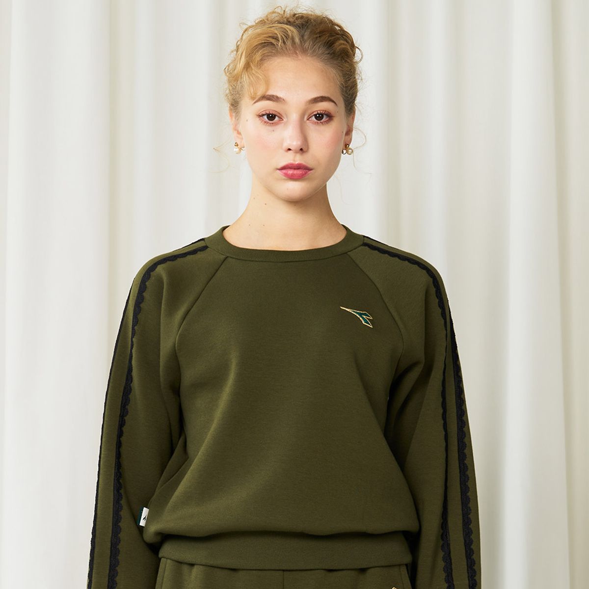 디아도라(diadora) 크로스코트 레이스 라인 맨투맨 우먼 KHAKI