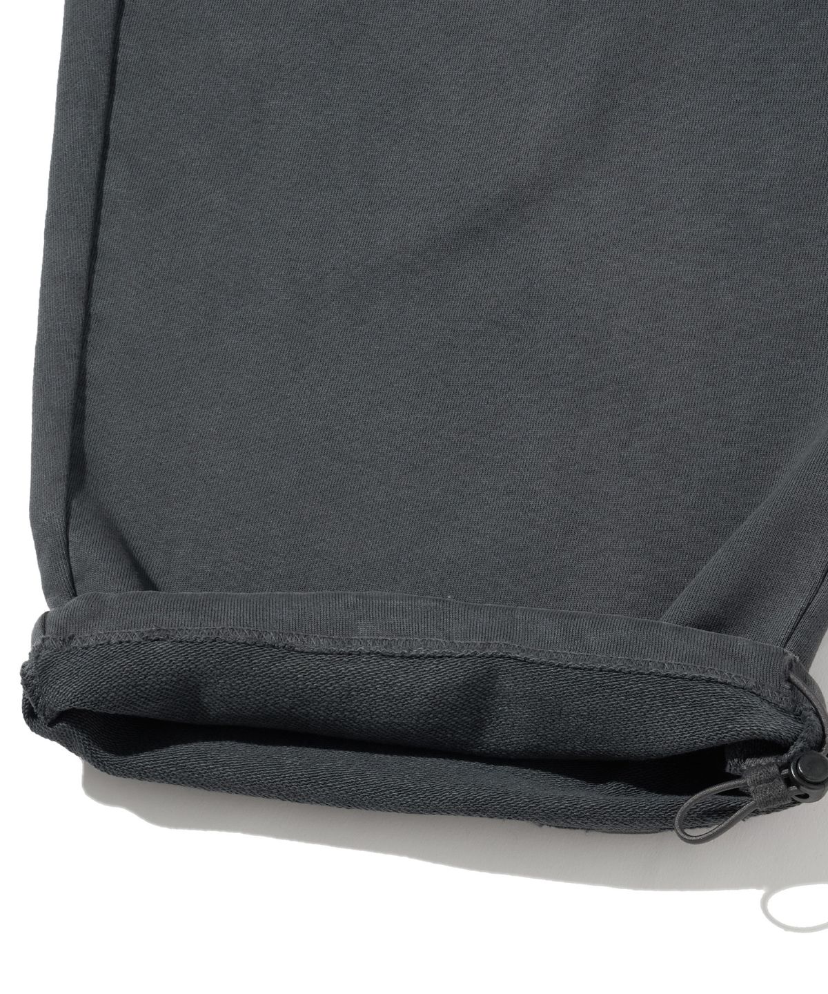 브라운브레스(BROWNBREATH) PIGMENT TAG PANTS - CHARCOAL