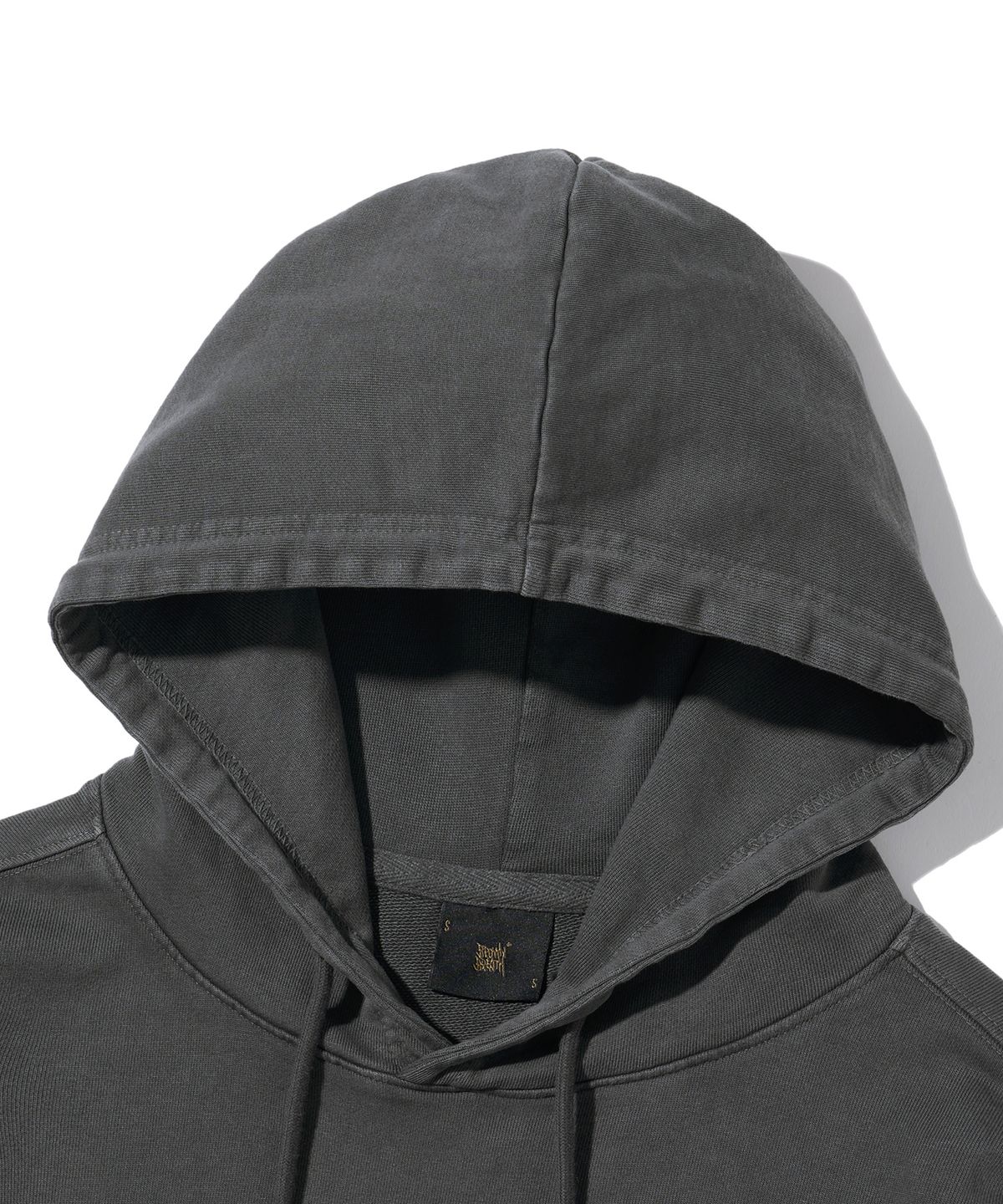 브라운브레스(BROWNBREATH) PIGMENT TAG HOODIE - CHARCOAL