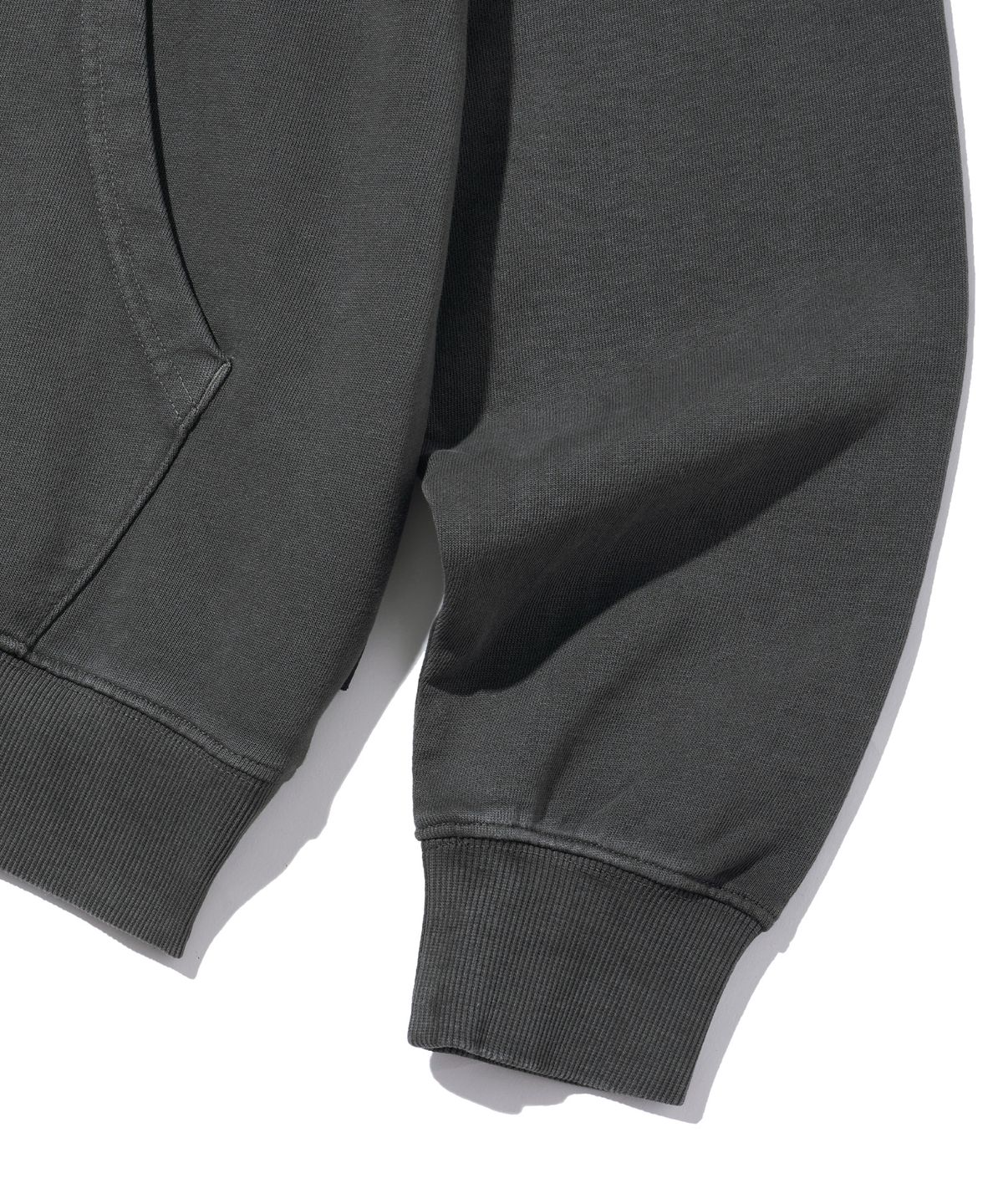 브라운브레스(BROWNBREATH) PIGMENT TAG HOODIE - CHARCOAL