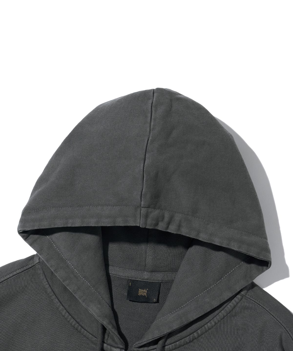 브라운브레스(BROWNBREATH) PIGMENT TAG HOOD ZIP UP - CHARCOAL