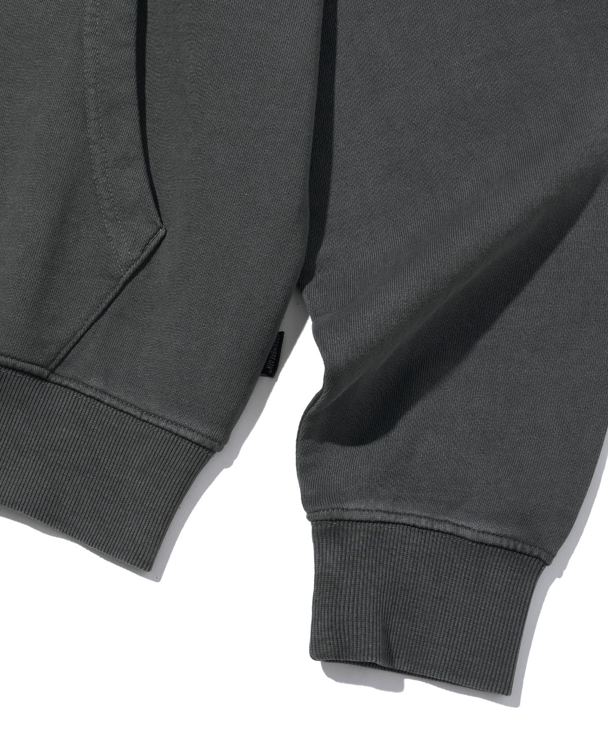 브라운브레스(BROWNBREATH) PIGMENT TAG HOOD ZIP UP - CHARCOAL