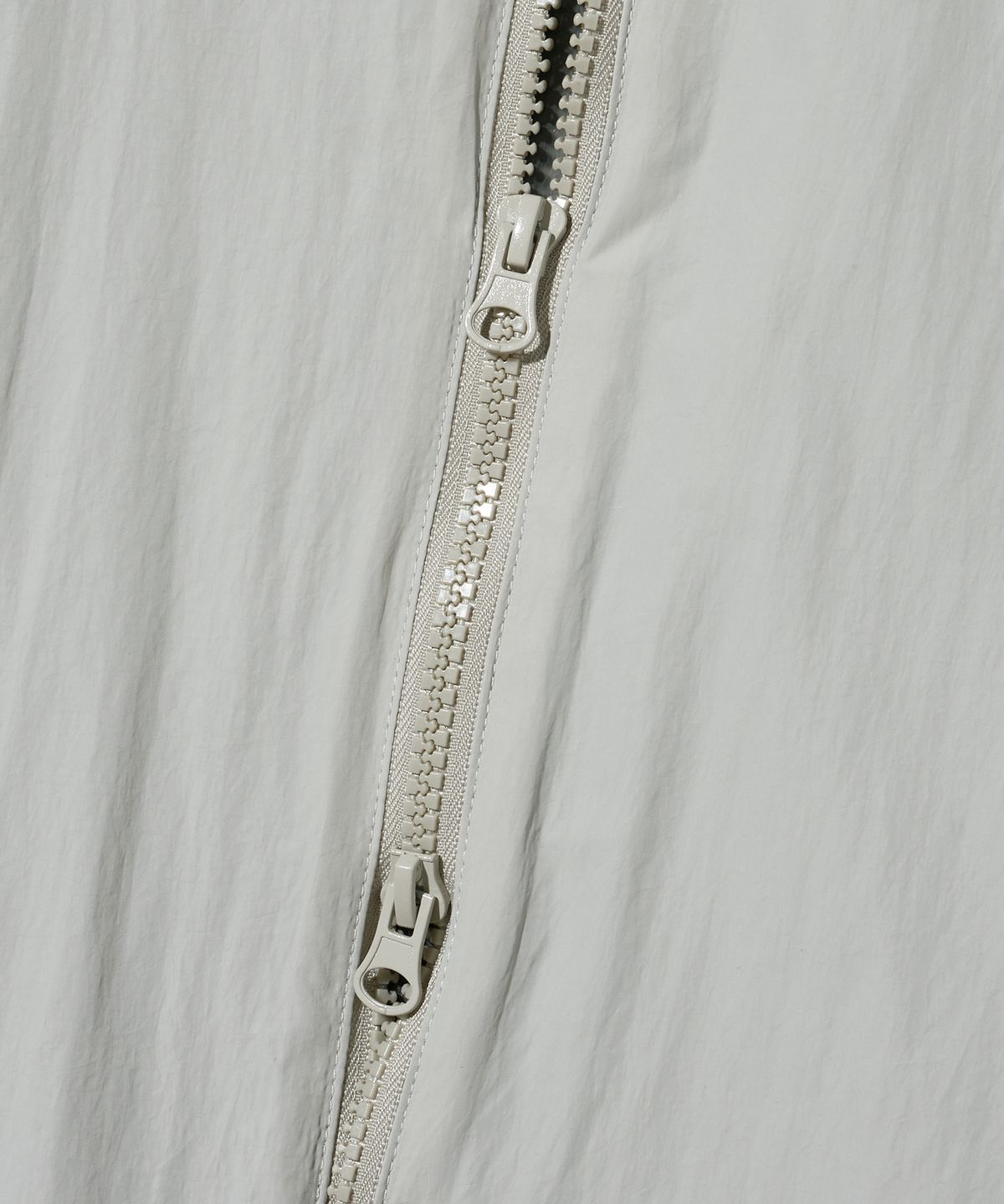 브라운브레스(BROWNBREATH) TAG NYLON TRACK JACKET - LIGHT GREY