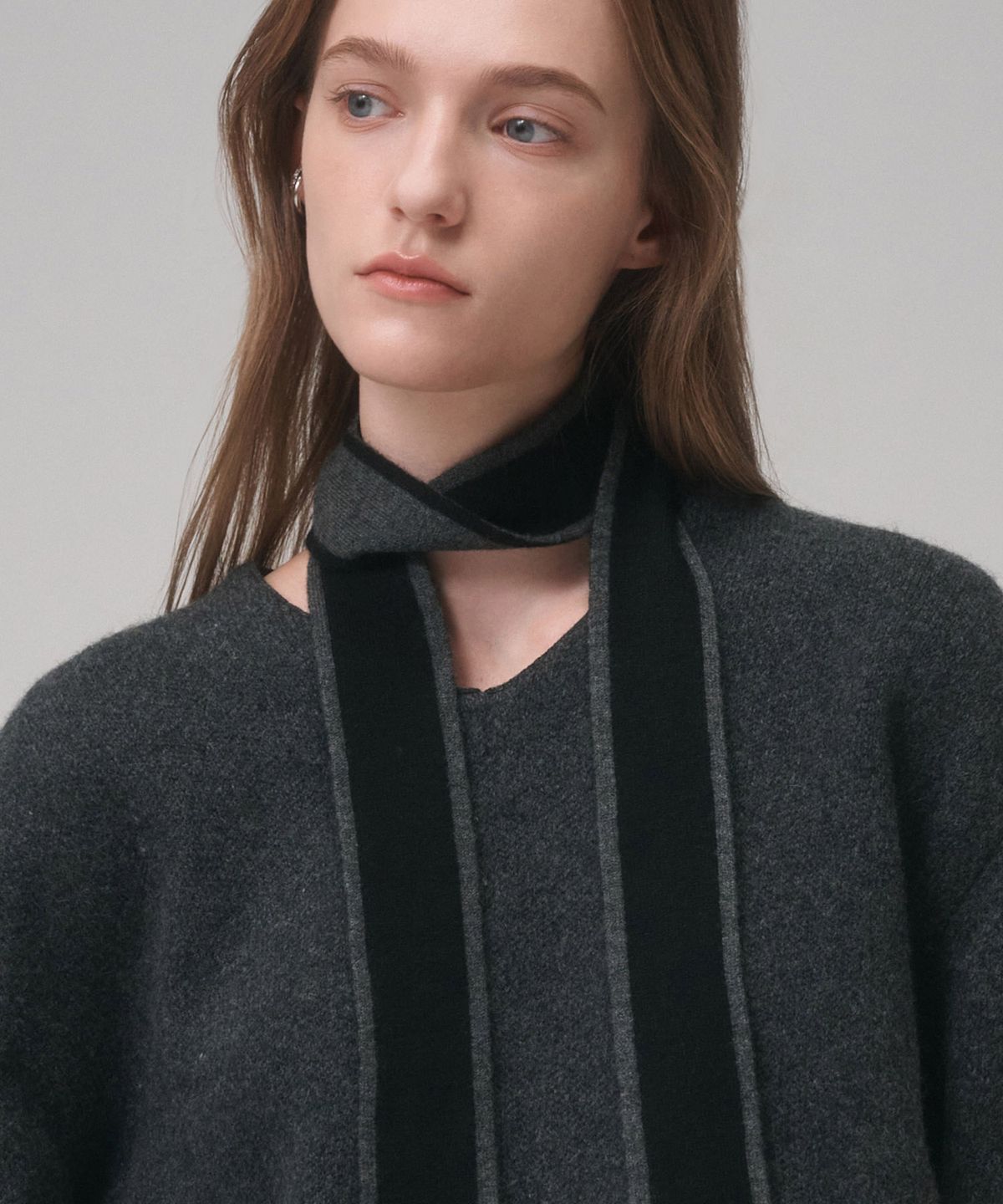생럭슈(SAINTLUXURE) 울 100% 트윌리 머플러 숏/롱 블랙차콜