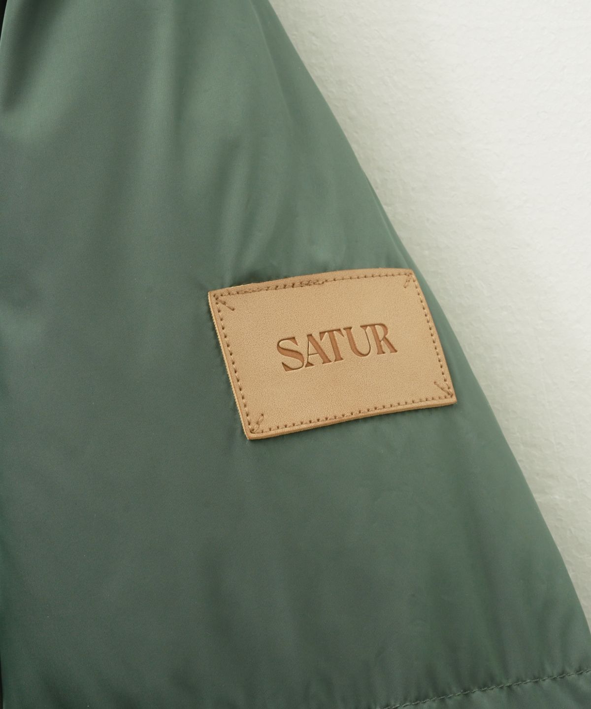 세터(SATUR) 디테쳐블 후드 덕 다운 패딩 그린