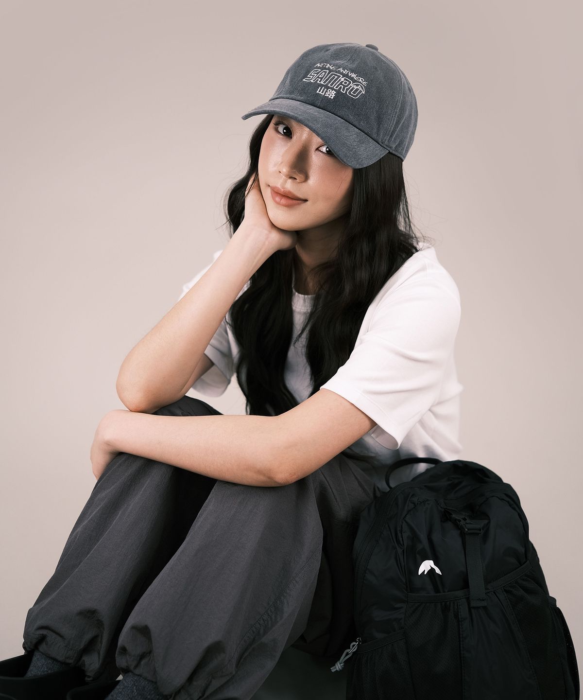 산로(SANRO) 시그니처 자수 볼캡 모자 - 차콜