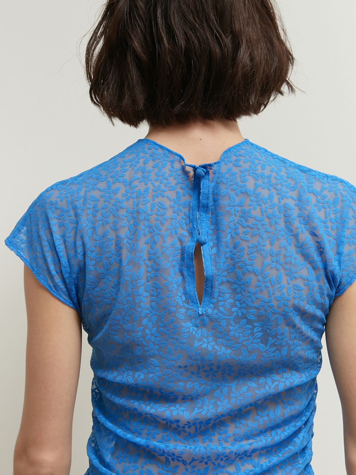 솔티페블(SALTY PEBBLE) FLOWER MESH SHIRRING TOP [BLUE]