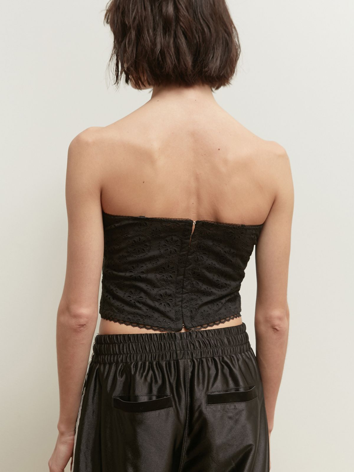 솔티페블(SALTY PEBBLE) FLOWER LACE COTTON BUISTIER TOP [BLACK]