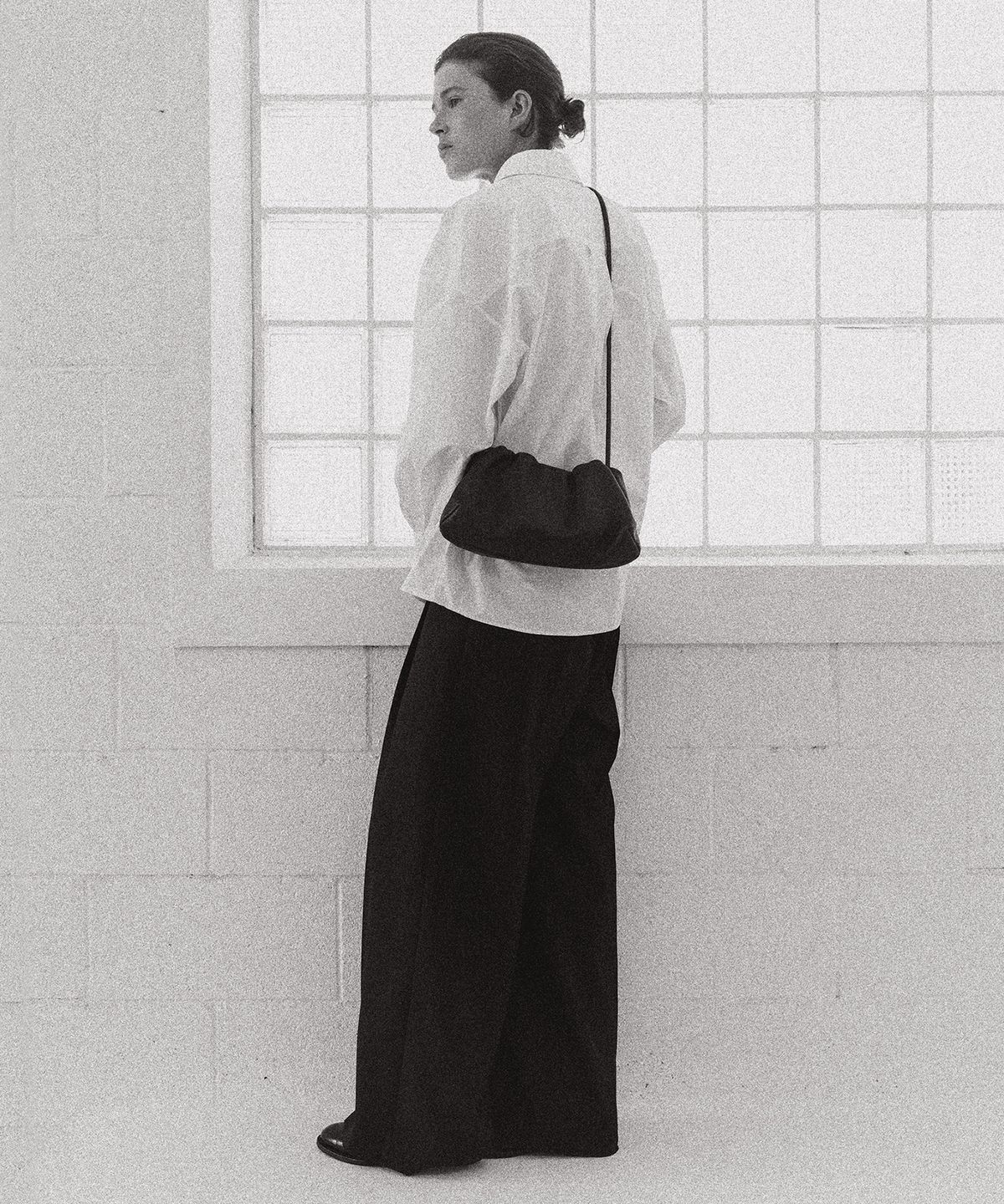 블랭크룸 우먼(BLANKROOM HER) 노트 클램 백_BLACK