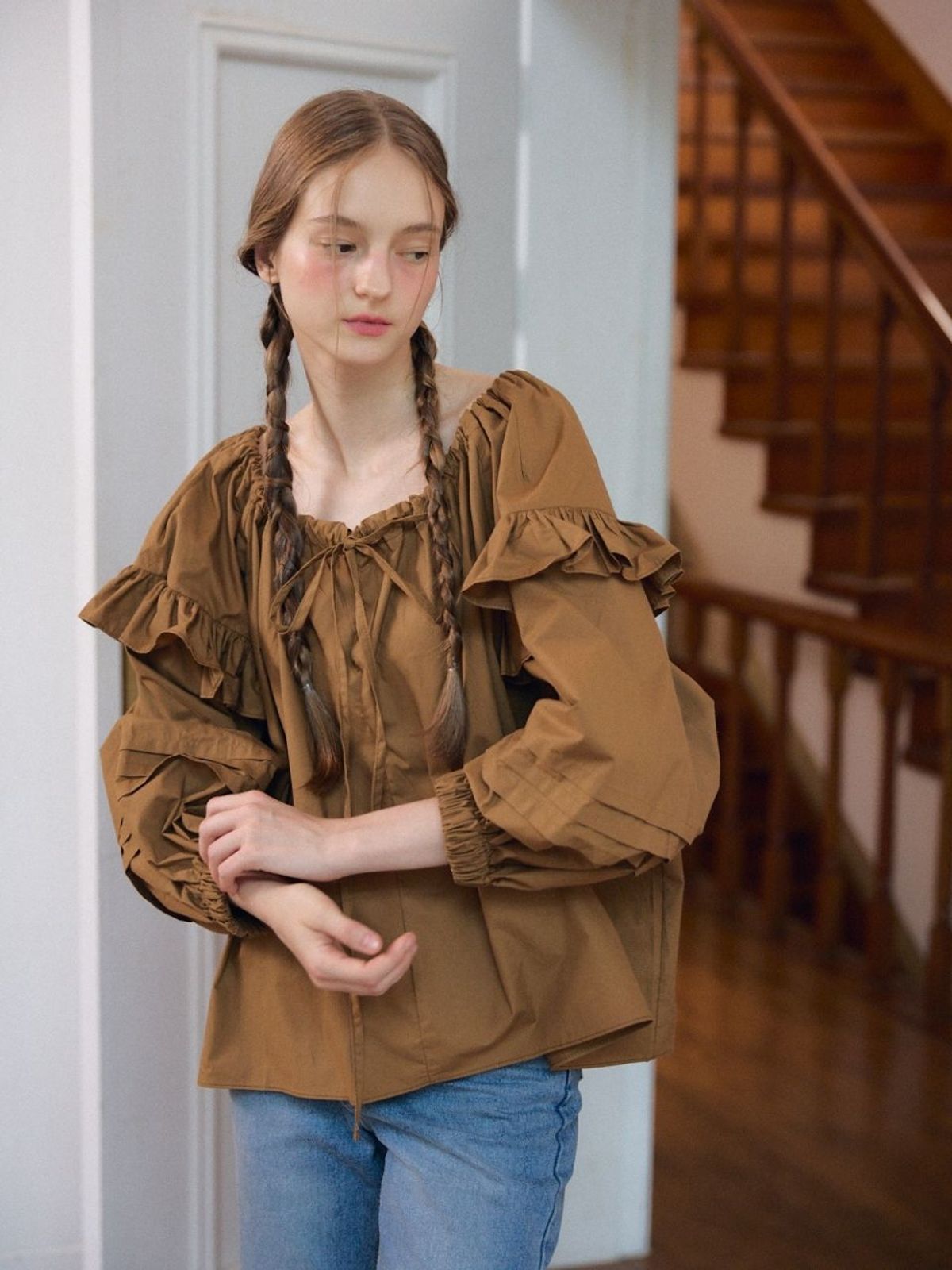 패브릭서울(FABRICSEOUL) pintuck frill off-shoulder blouse_brown