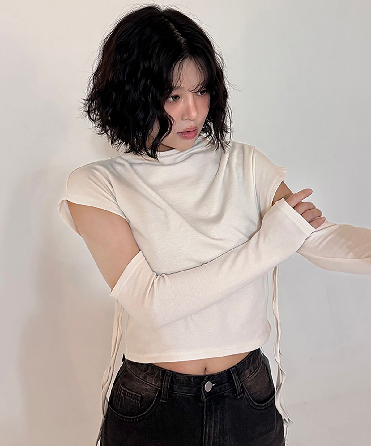 까트린(CATTLINE) 하프넥 컷아웃 티셔츠 (아이보리)