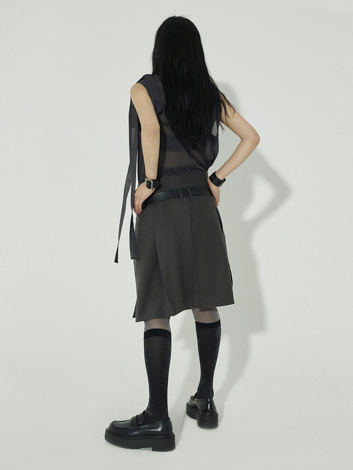 스틸레써디(STILLLETHARDY) RIBBON MINI DRESS: CHARCOAL