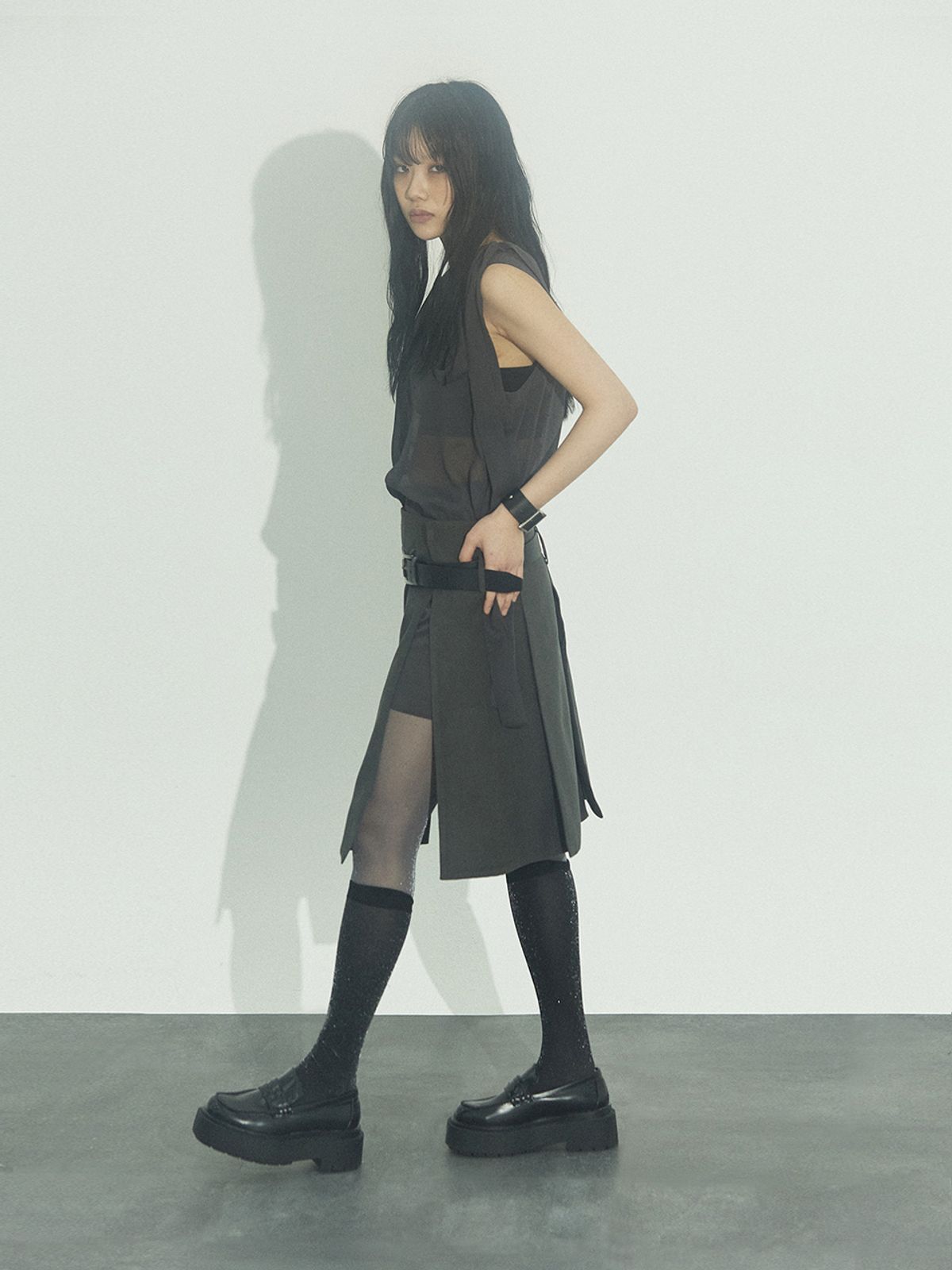 스틸레써디(STILLLETHARDY) RIBBON MINI DRESS: CHARCOAL