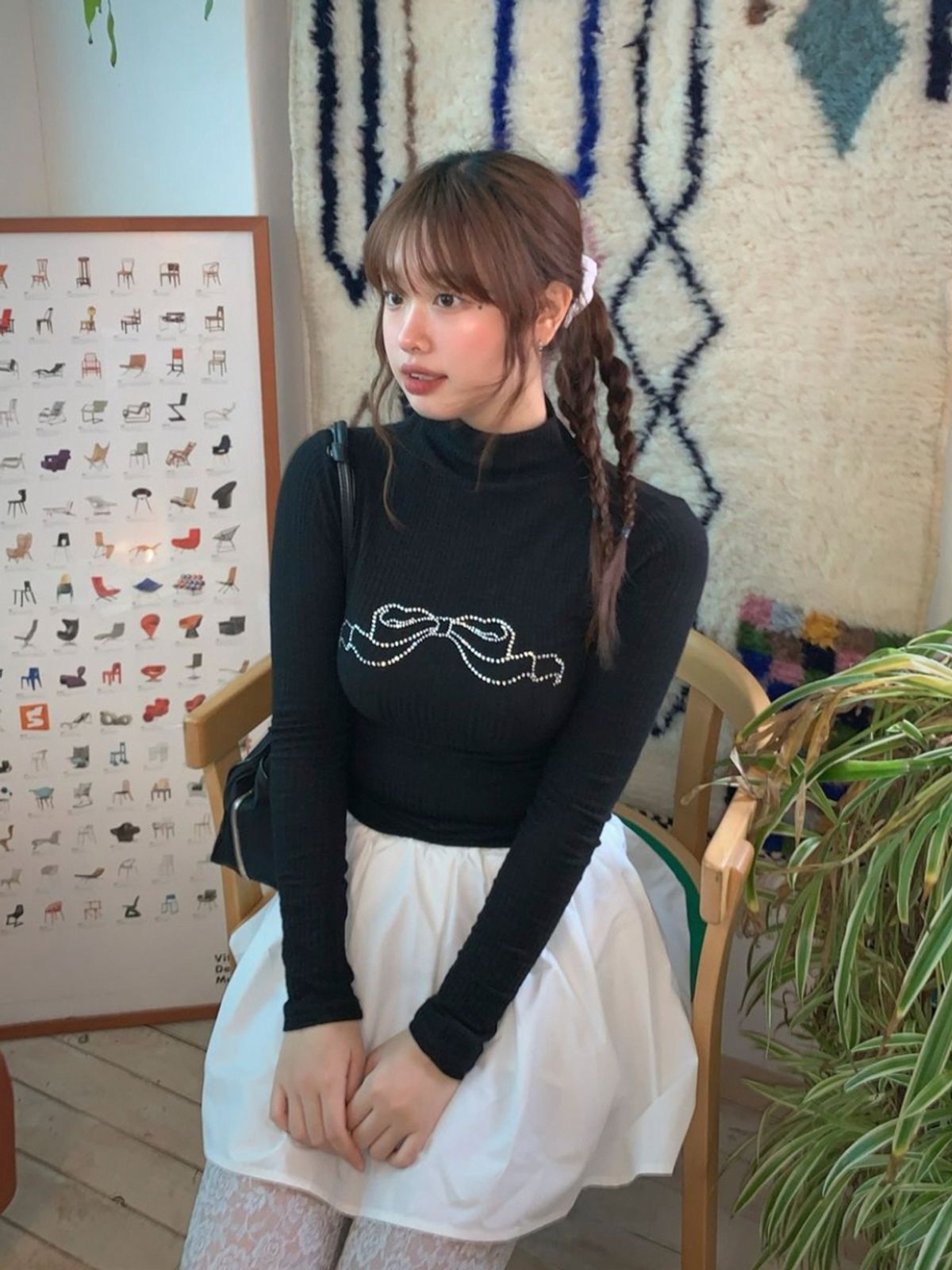 아도르벨르(ADOREBELLE) 리본 큐빅 터틀넥 티셔츠 - 블랙, 네이비