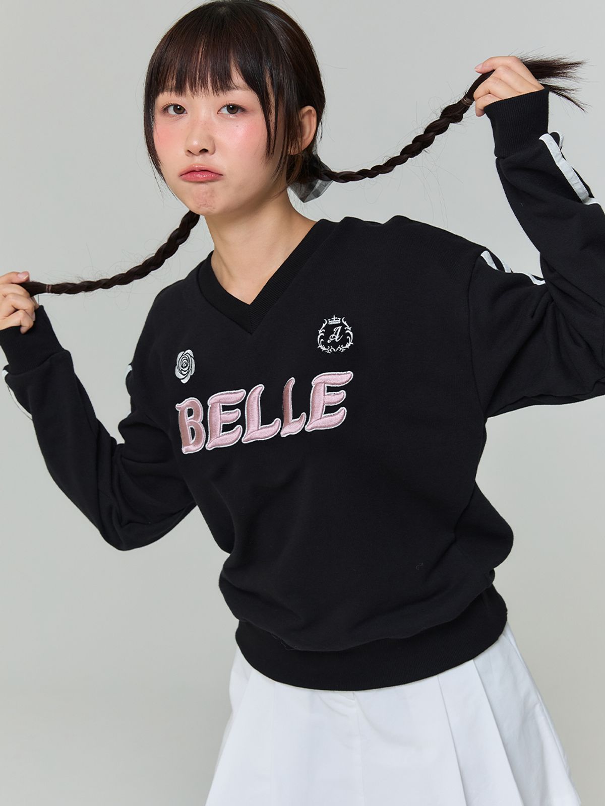 아도르벨르(ADOREBELLE) 벨르 자수 브이넥 맨투맨 - 블랙
