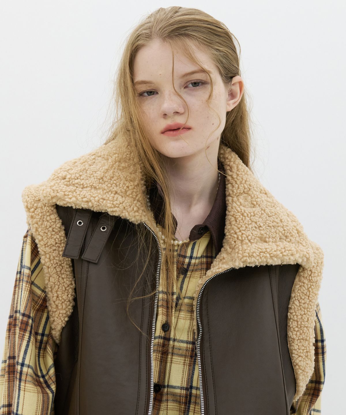 비콰이엇(B QUIET) SOFT FAUX SHEARING TRIMMING VEST_BROWN BEIGE