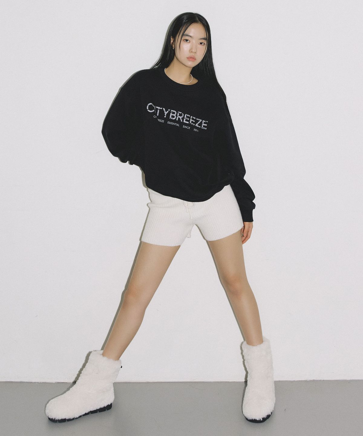 시티브리즈(CITYBREEZE) 에센셜 크랙 로고 스웨트 셔츠_BLACK