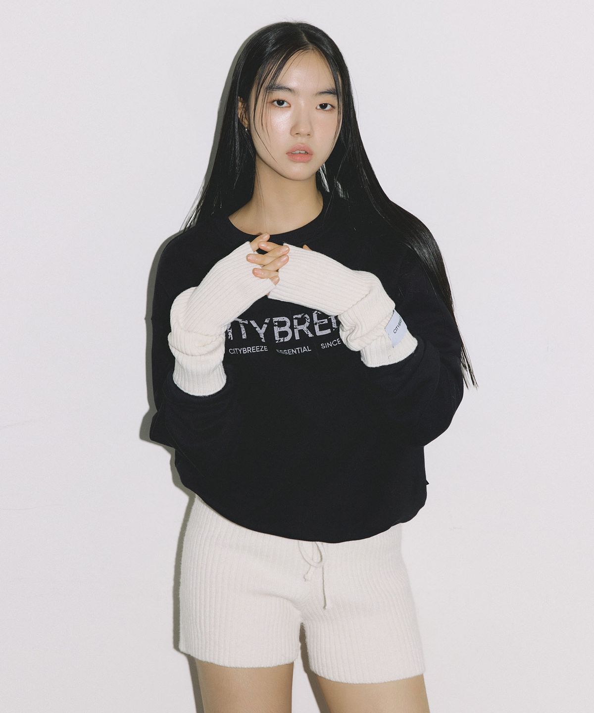시티브리즈(CITYBREEZE) 에센셜 크랙 로고 스웨트 셔츠_BLACK