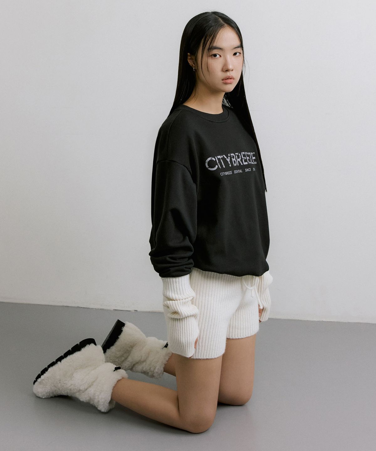 시티브리즈(CITYBREEZE) 에센셜 크랙 로고 스웨트 셔츠_BLACK