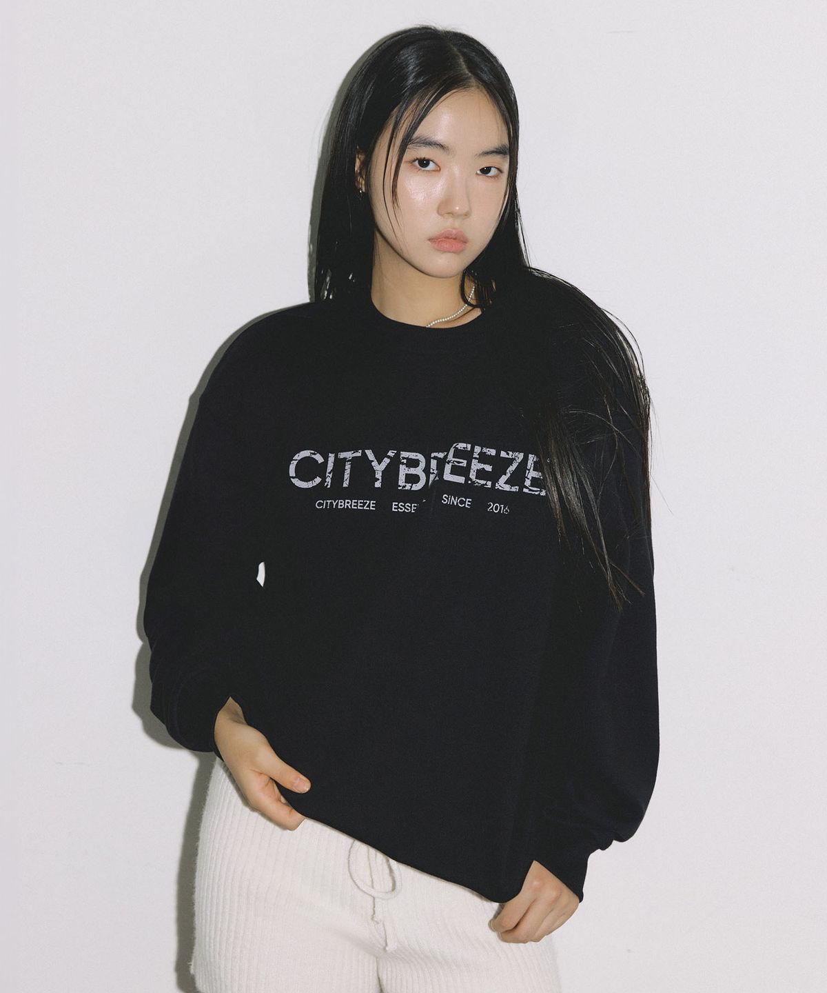 시티브리즈(CITYBREEZE) 에센셜 크랙 로고 스웨트 셔츠_BLACK
