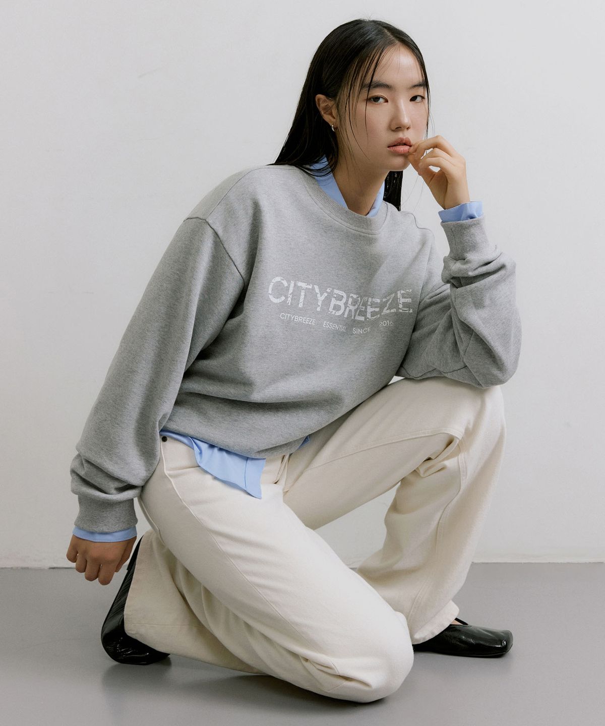 시티브리즈(CITYBREEZE) 에센셜 크랙 로고 스웨트 셔츠_MELANGE GREY