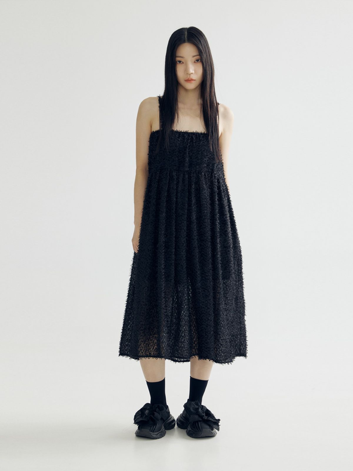 봄날 부티크(BOMNAL BOUTIQUE) 깃털  미디 드레스 _ 블랙