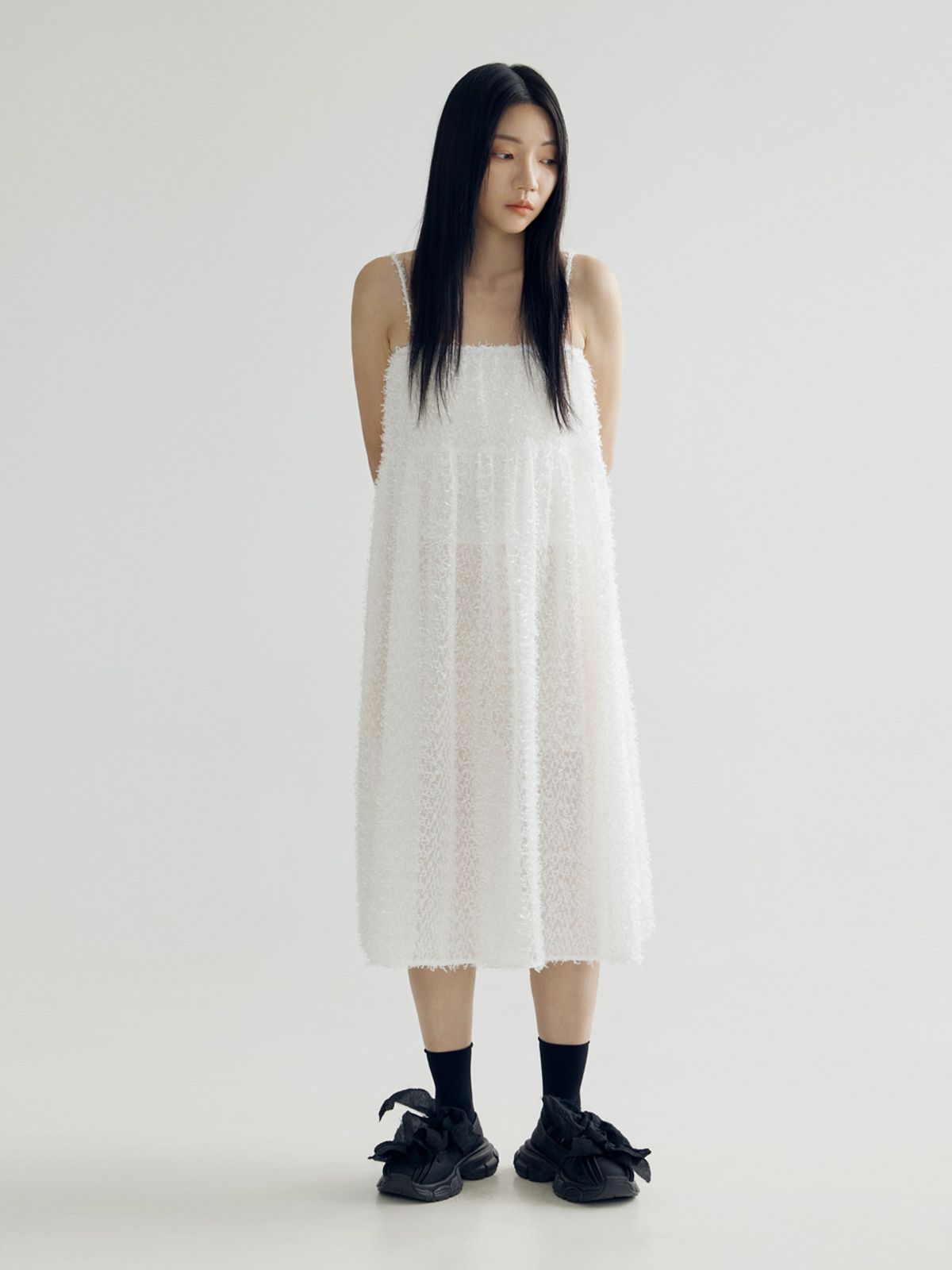 봄날 부티크(BOMNAL BOUTIQUE) 깃털  미디 드레스 _ 화이트