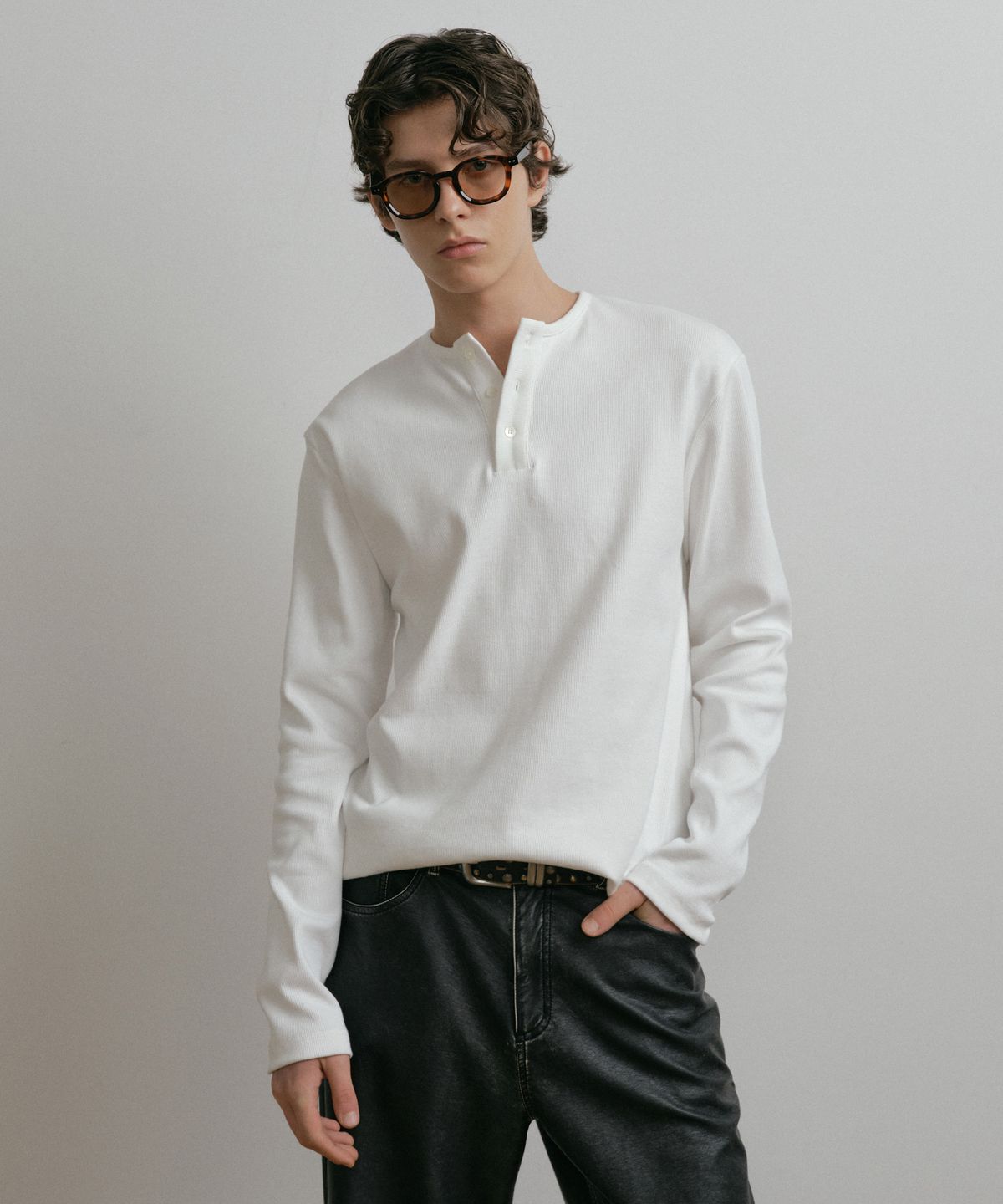 더스티화이트(DUSTYWHITE) WHITE HENLEY NECK COTTON SHIRT