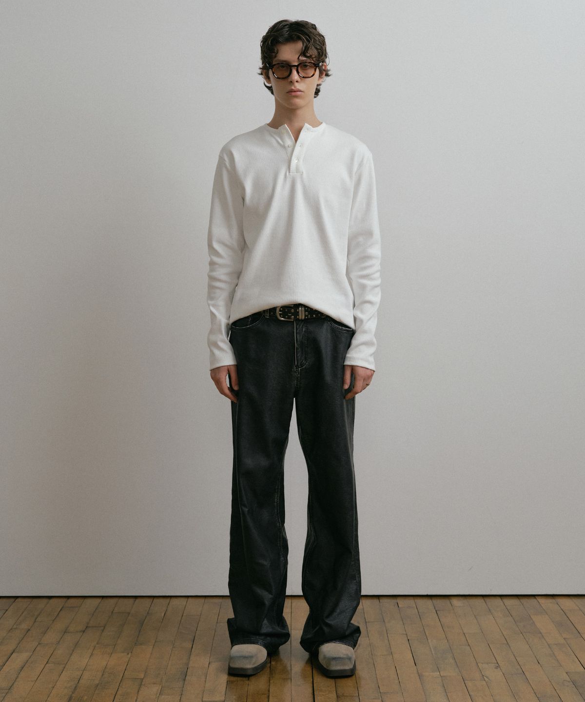더스티화이트(DUSTYWHITE) WHITE HENLEY NECK COTTON SHIRT