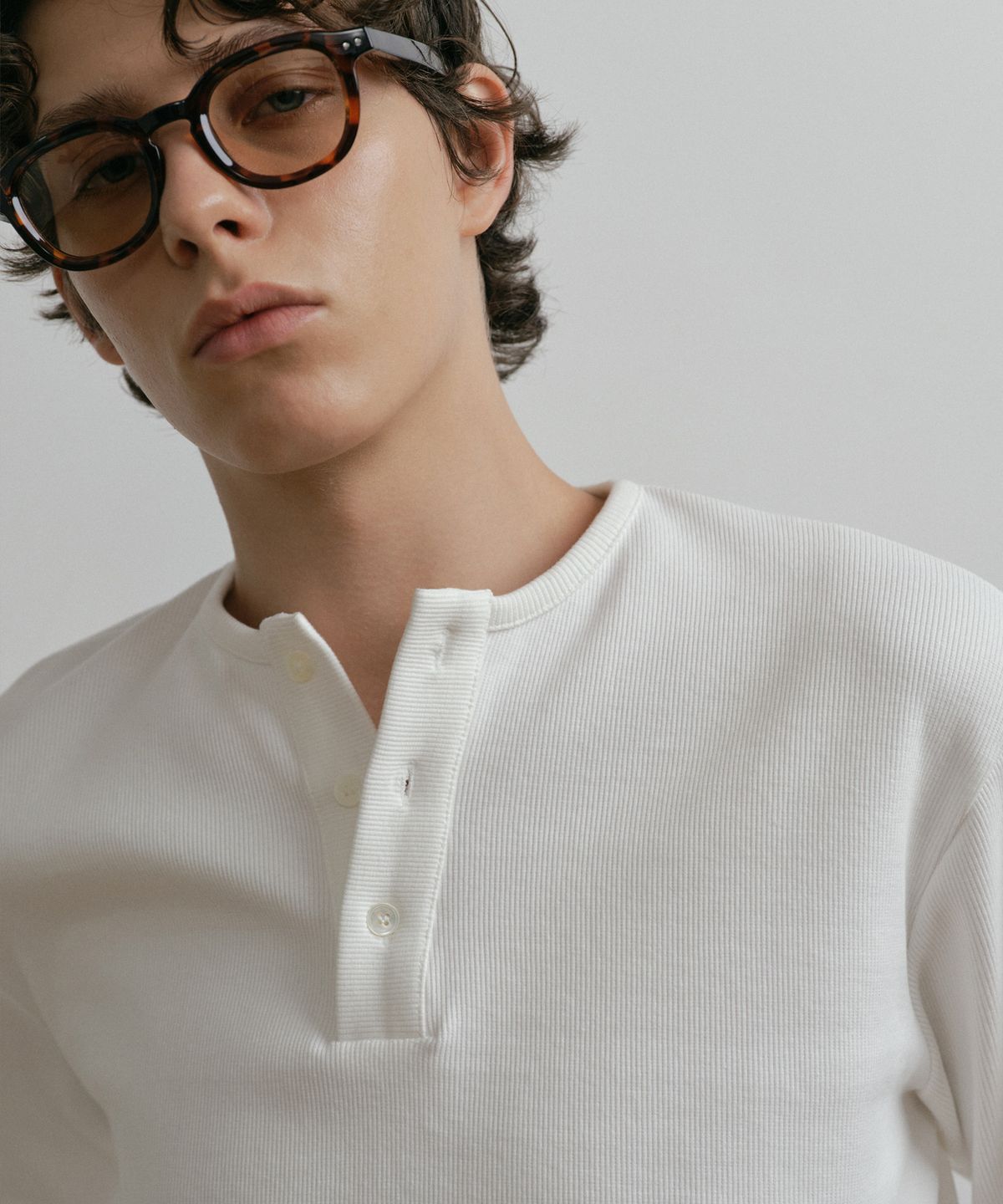 더스티화이트(DUSTYWHITE) WHITE HENLEY NECK COTTON SHIRT