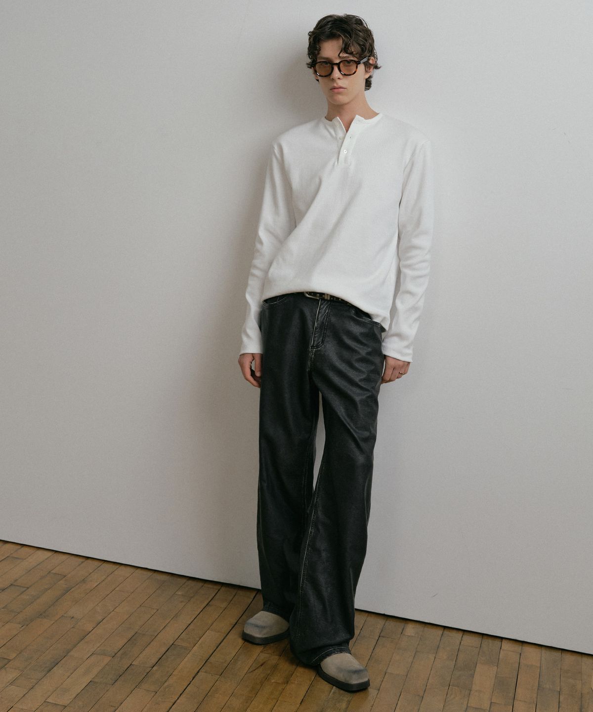 더스티화이트(DUSTYWHITE) WHITE HENLEY NECK COTTON SHIRT