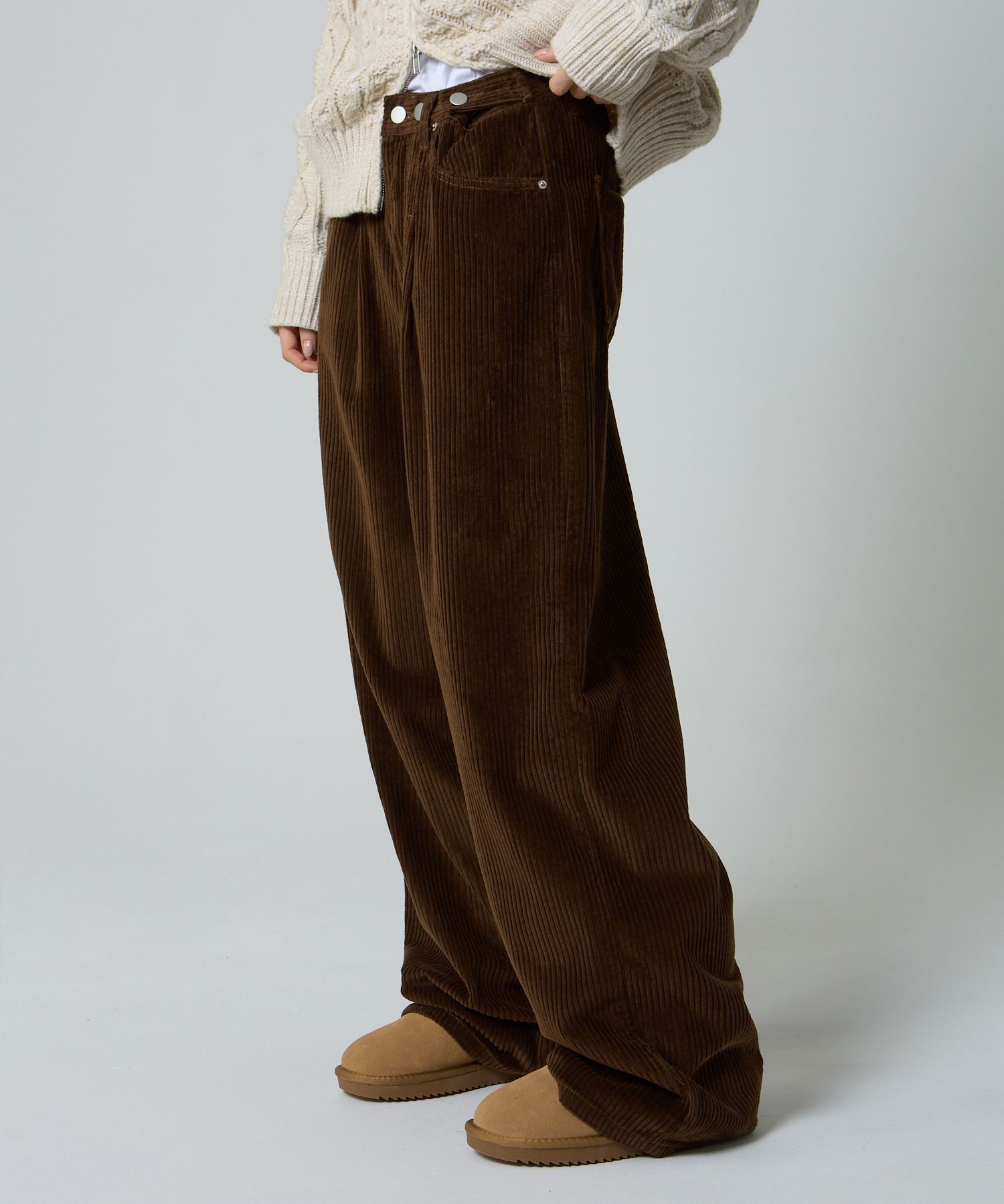Custom one-tuck wide corduroy pants brown