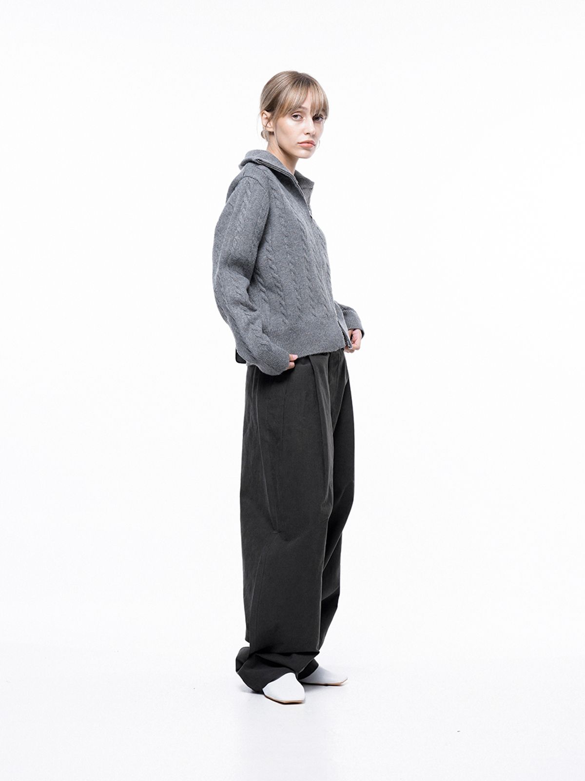 챈세스노이(CHANCE'S NOI) Corduroy One-tuck Wide Pants - Charcoal /M243PT01CH