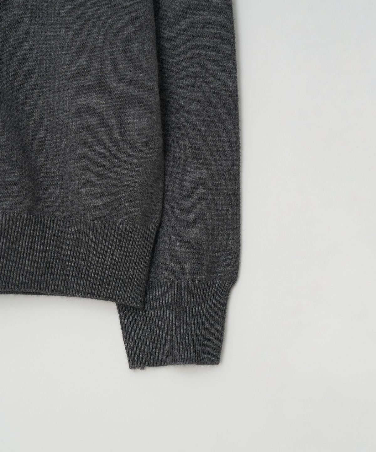 이지오(EZIO) Wholegarment Cashlike Round Knit_Charcoal