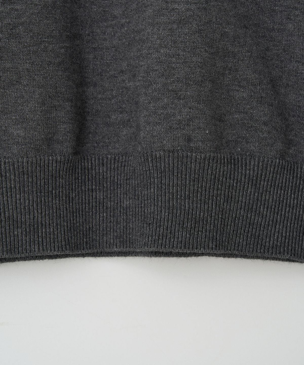 이지오(EZIO) Wholegarment Cashlike Round Knit_Charcoal