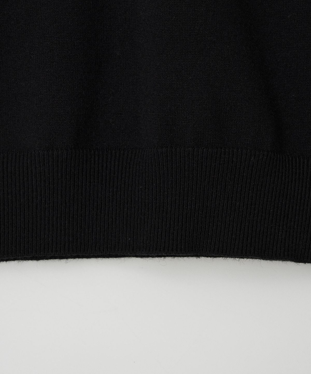 이지오(EZIO) Wholegarment Cashlike Round Knit_Black