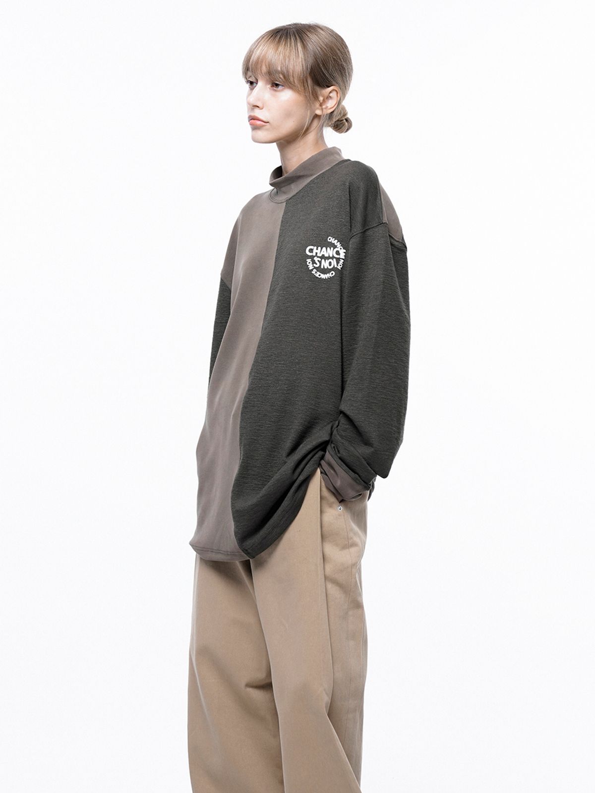 챈세스노이(CHANCE'S NOI) Circle Reverse Slev Hlaf-neck Sweat - Khaki Beige /M243MT03KAW