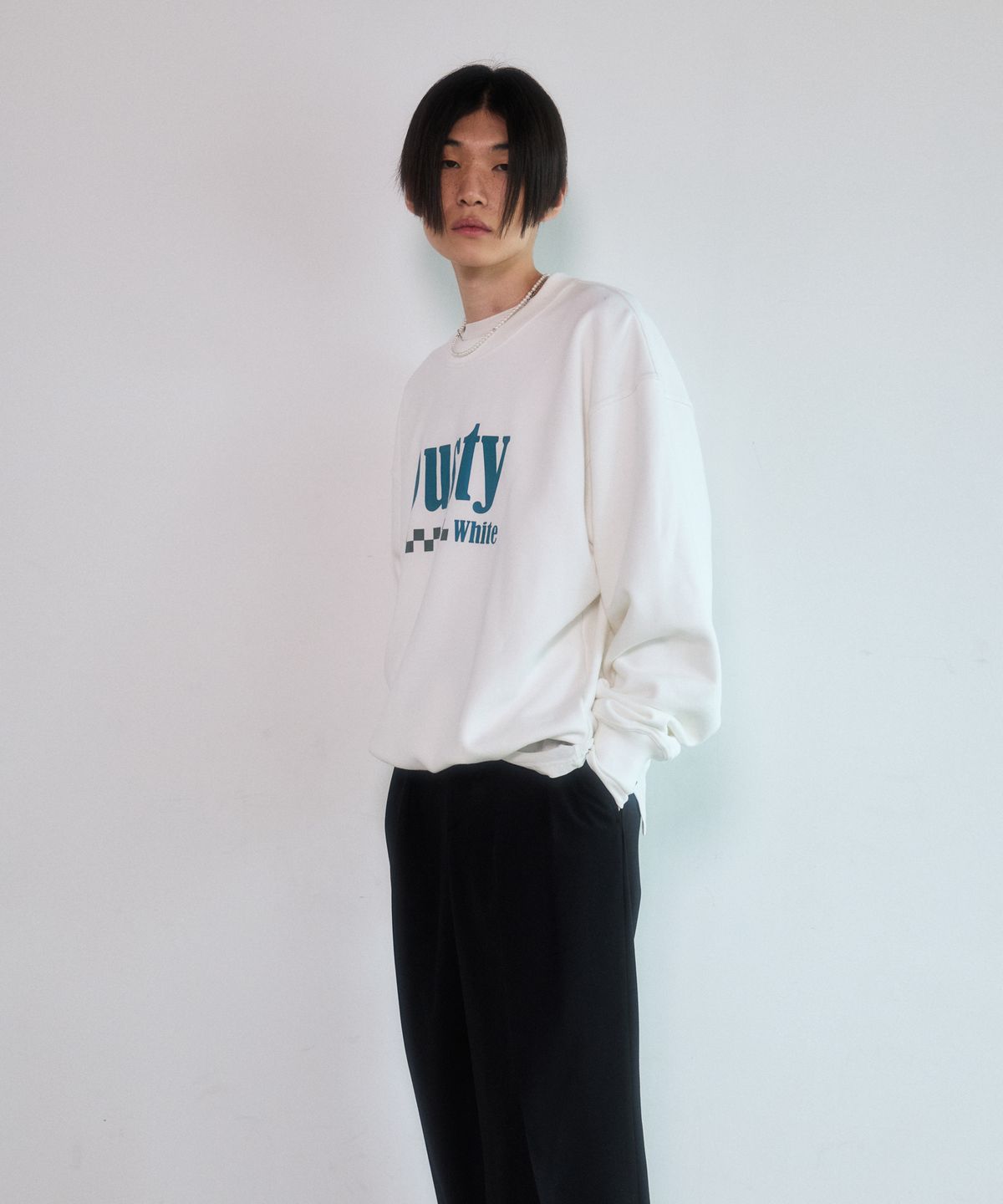 더스티화이트(DUSTYWHITE) 흰색 더스티 아트윅 스웻 셔츠