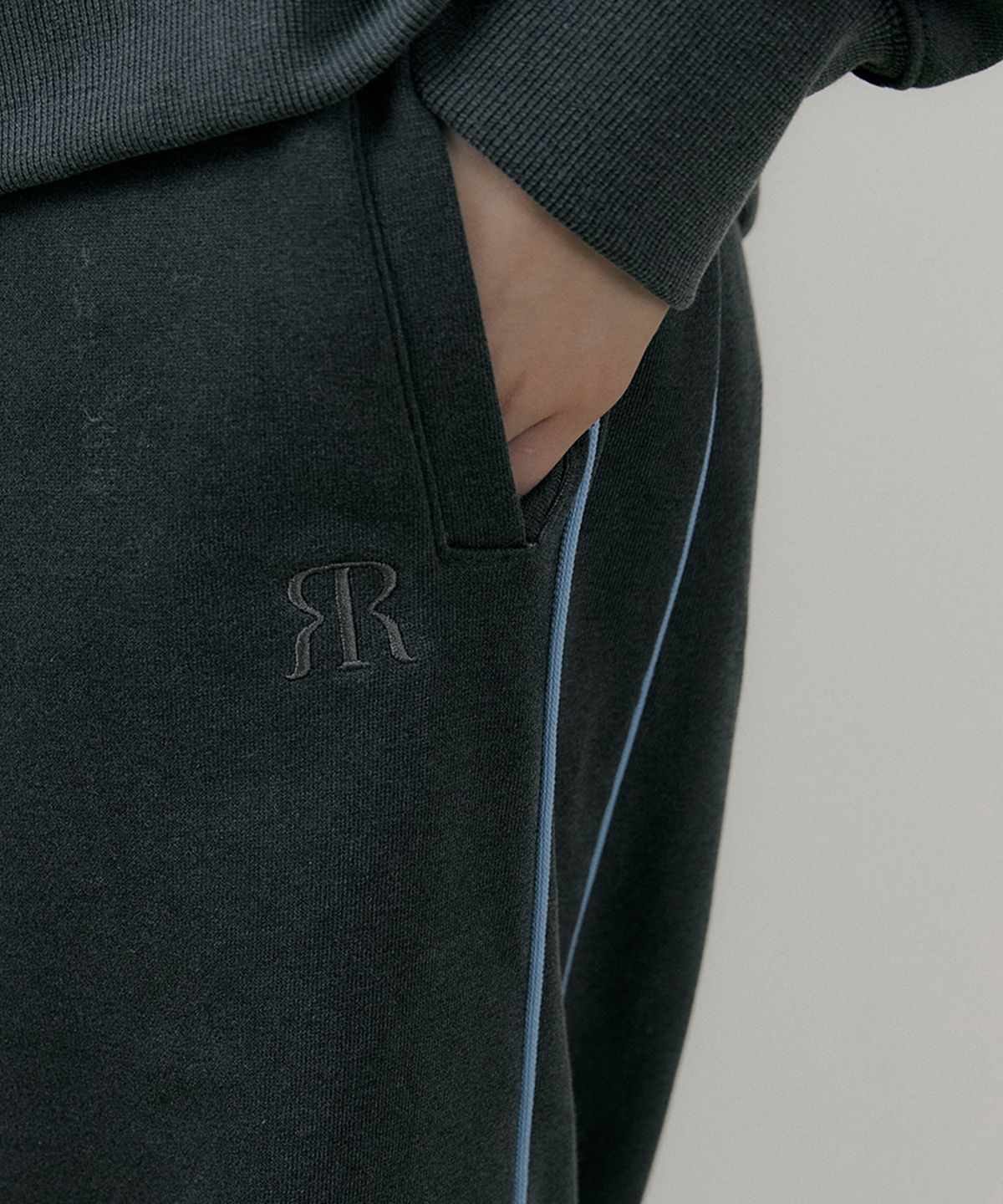 리올그(REORG) RIE VINTAGE PIPING LOGO WIDE PANTS DARK GRAY