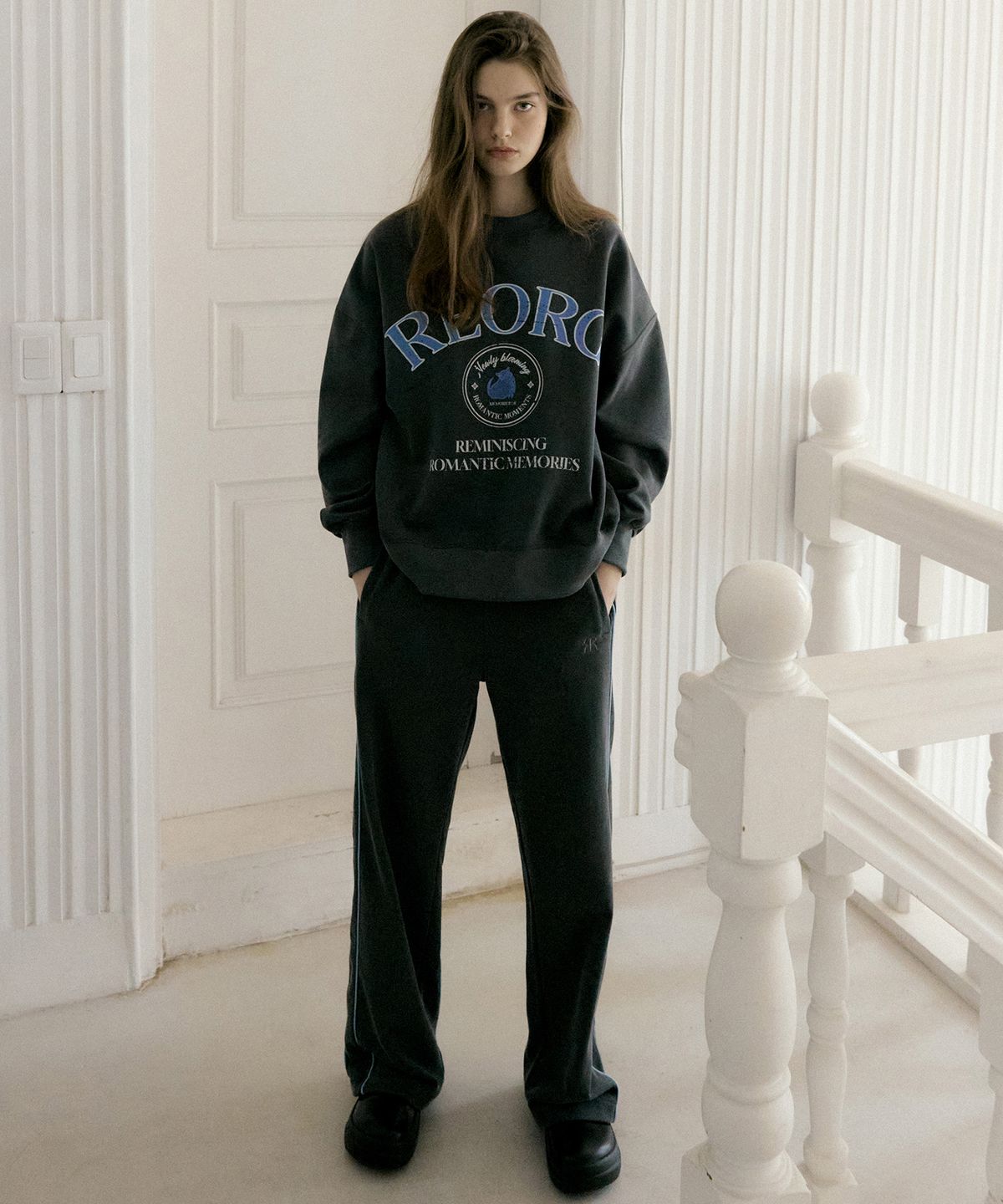리올그(REORG) RIE VINTAGE PIPING LOGO WIDE PANTS DARK GRAY