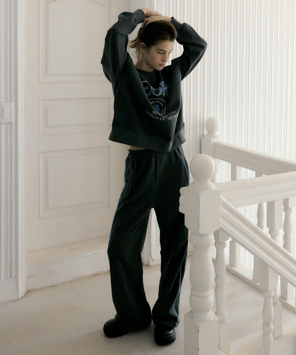리올그(REORG) RIE VINTAGE PIPING LOGO WIDE PANTS DARK GRAY