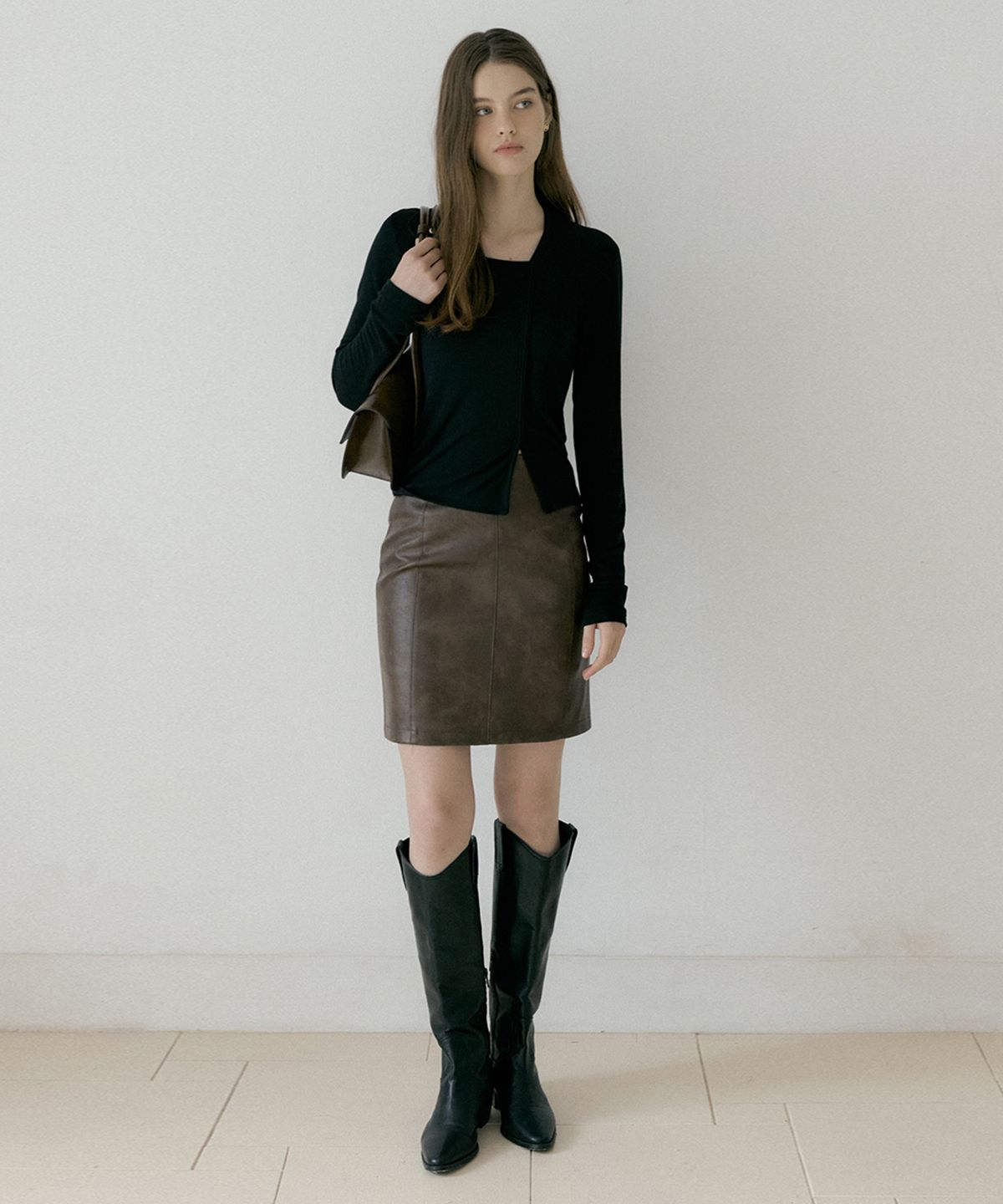 리올그(REORG) RIE DIAGONAL NECK SLIM T-SHIRTS BLACK