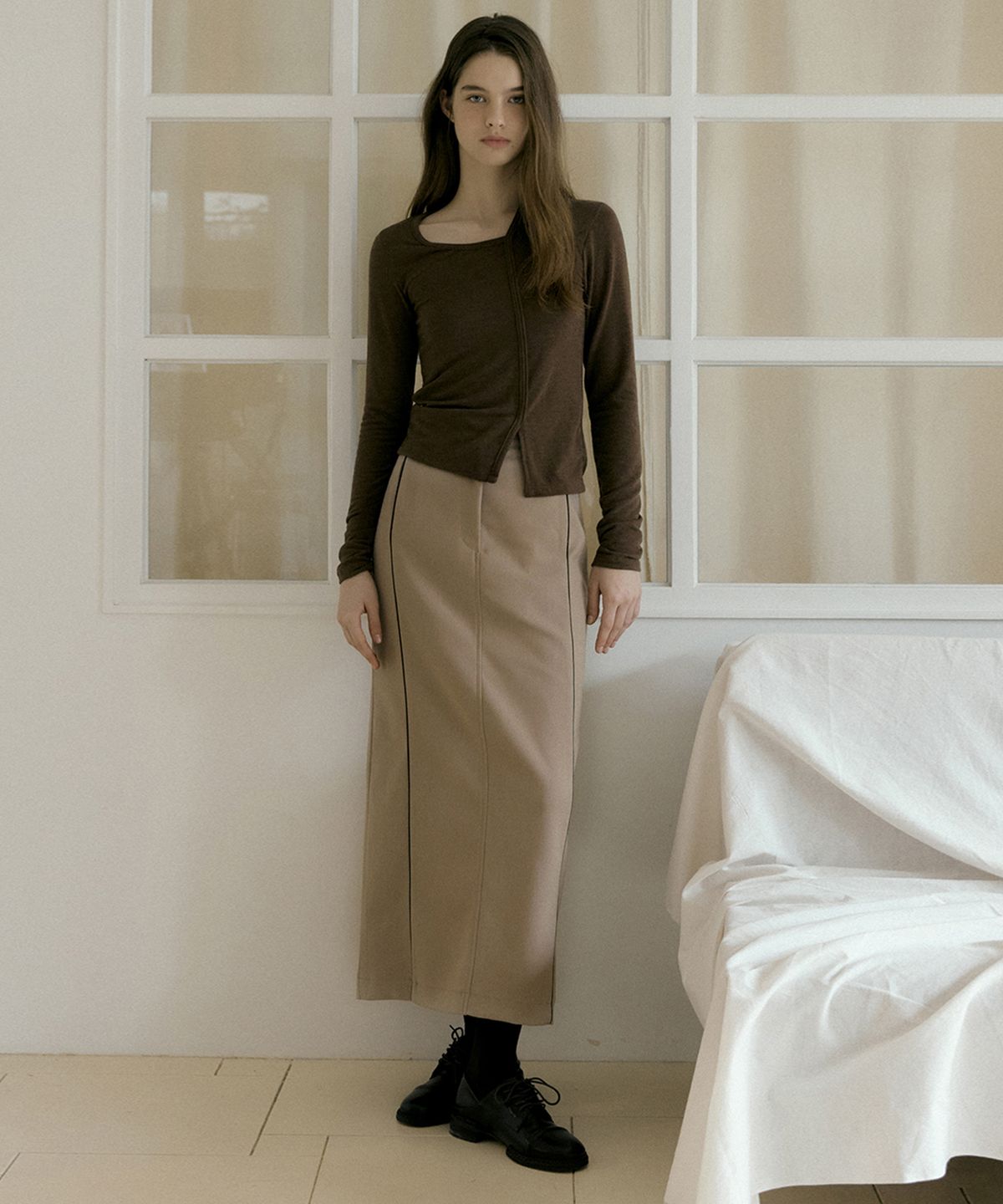 리올그(REORG) RIE DIAGONAL NECK SLIM T-SHIRTS BROWN