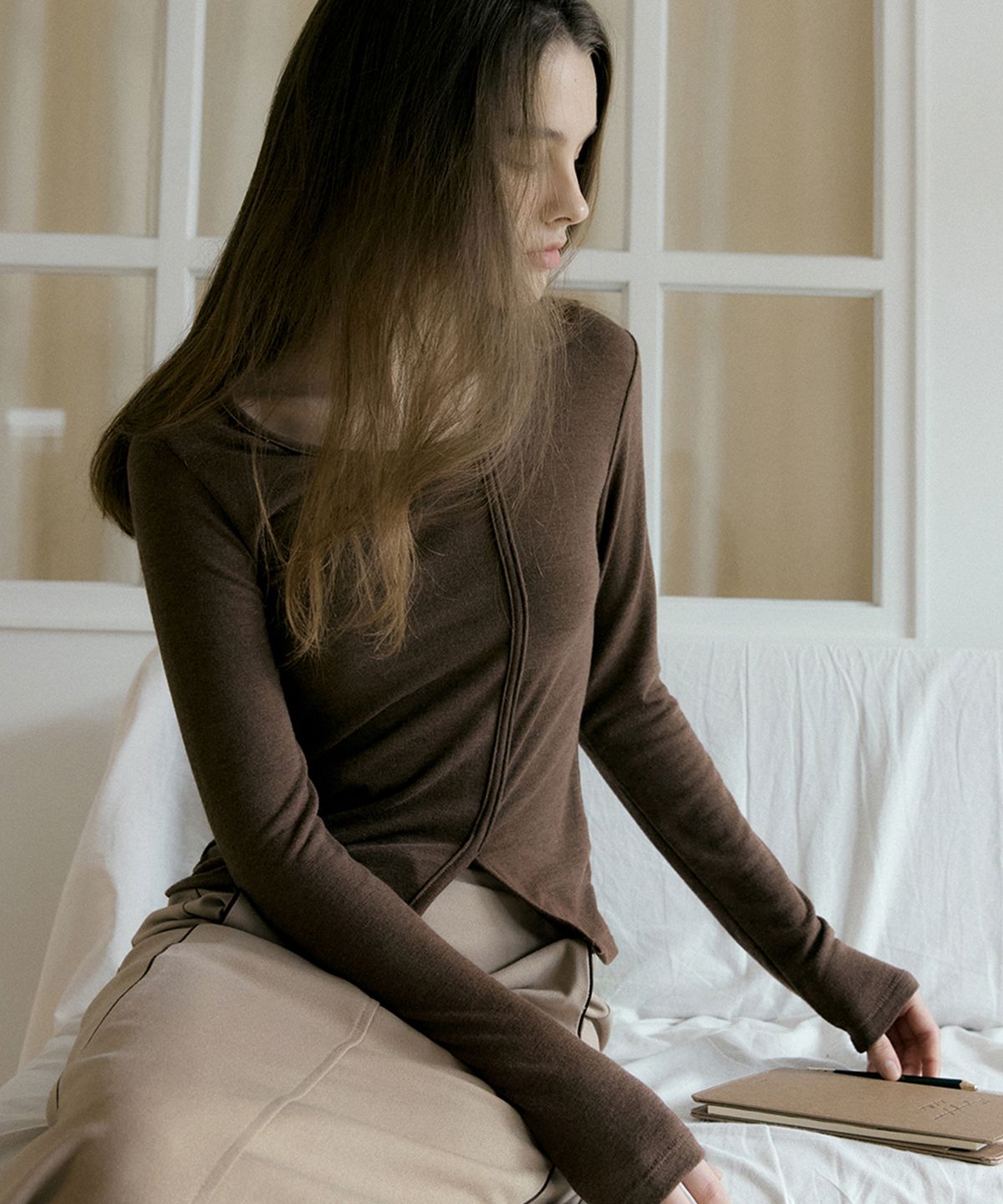 리올그(REORG) RIE DIAGONAL NECK SLIM T-SHIRTS BROWN