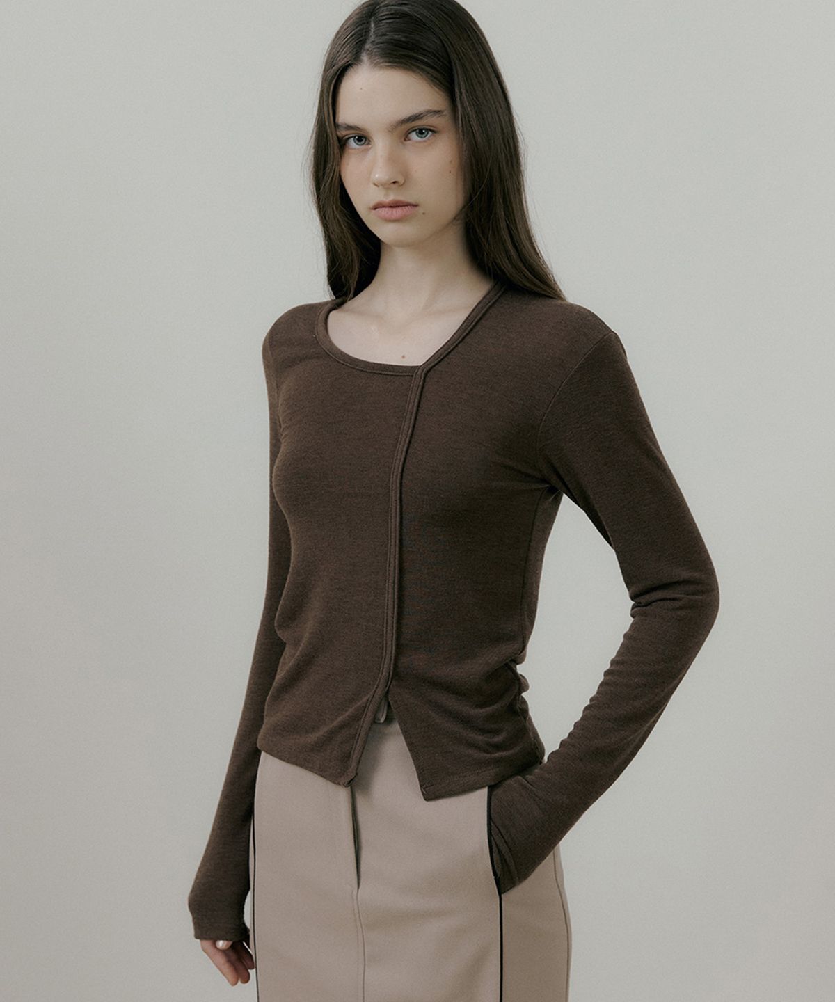 리올그(REORG) RIE DIAGONAL NECK SLIM T-SHIRTS BROWN